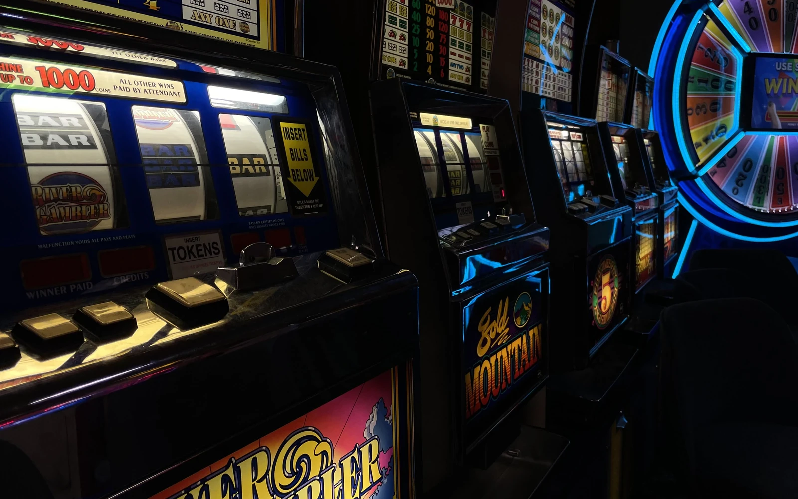 Visual permainan slot dengan tema warna cerah
